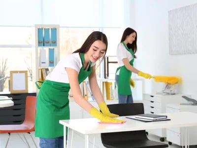 Professionelle Treppenhausreinigung für einladende Eingangsbereiche